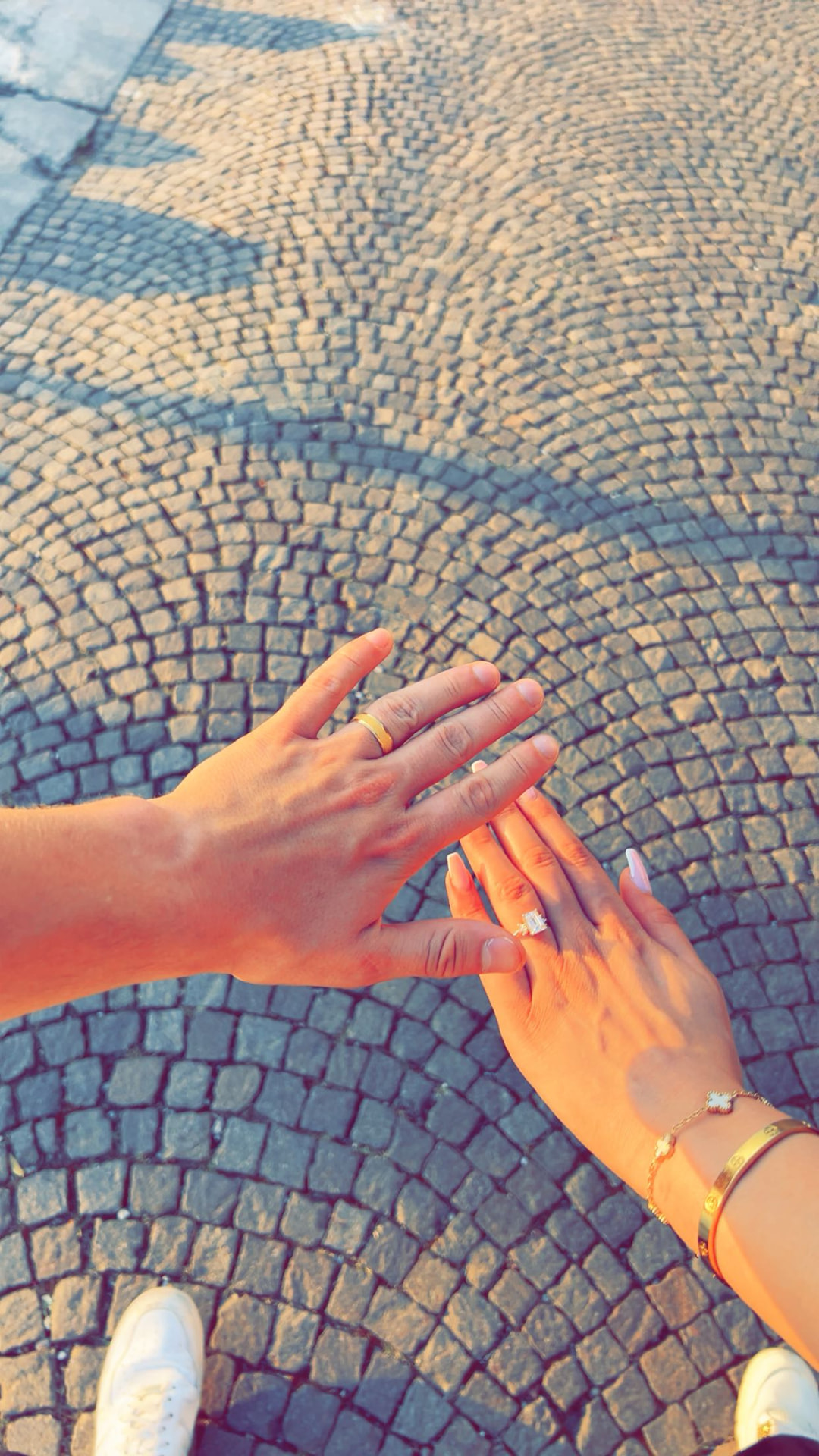 Jeremia Rall und seine Frau zeigen ihre Ringe